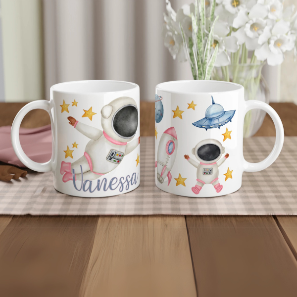 Mug personnalisé tout blanc avec astronaute en combinaison rose et fusée, idéal pour un cadeau enfant original et ludique.