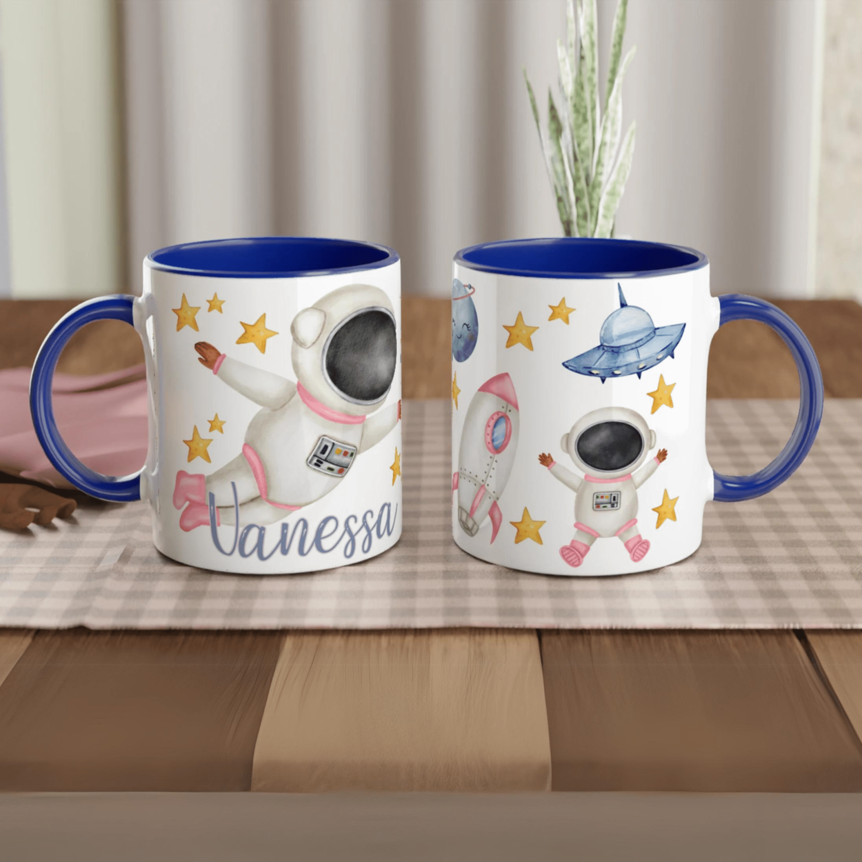 Mug personnalisé avec fusée et étoile filante, intérieur bleu, idéal pour un petit passionné du cosmos.