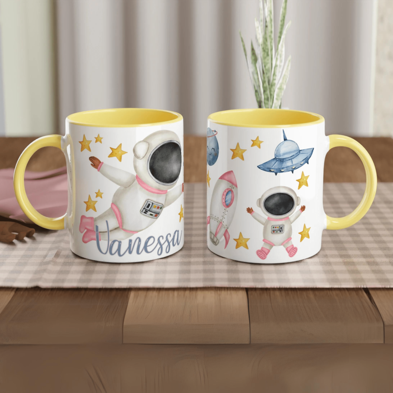 Mug personnalisé avec cosmonaute rose et étoiles, intérieur jaune, parfait pour un cadeau joyeux et inspirant.