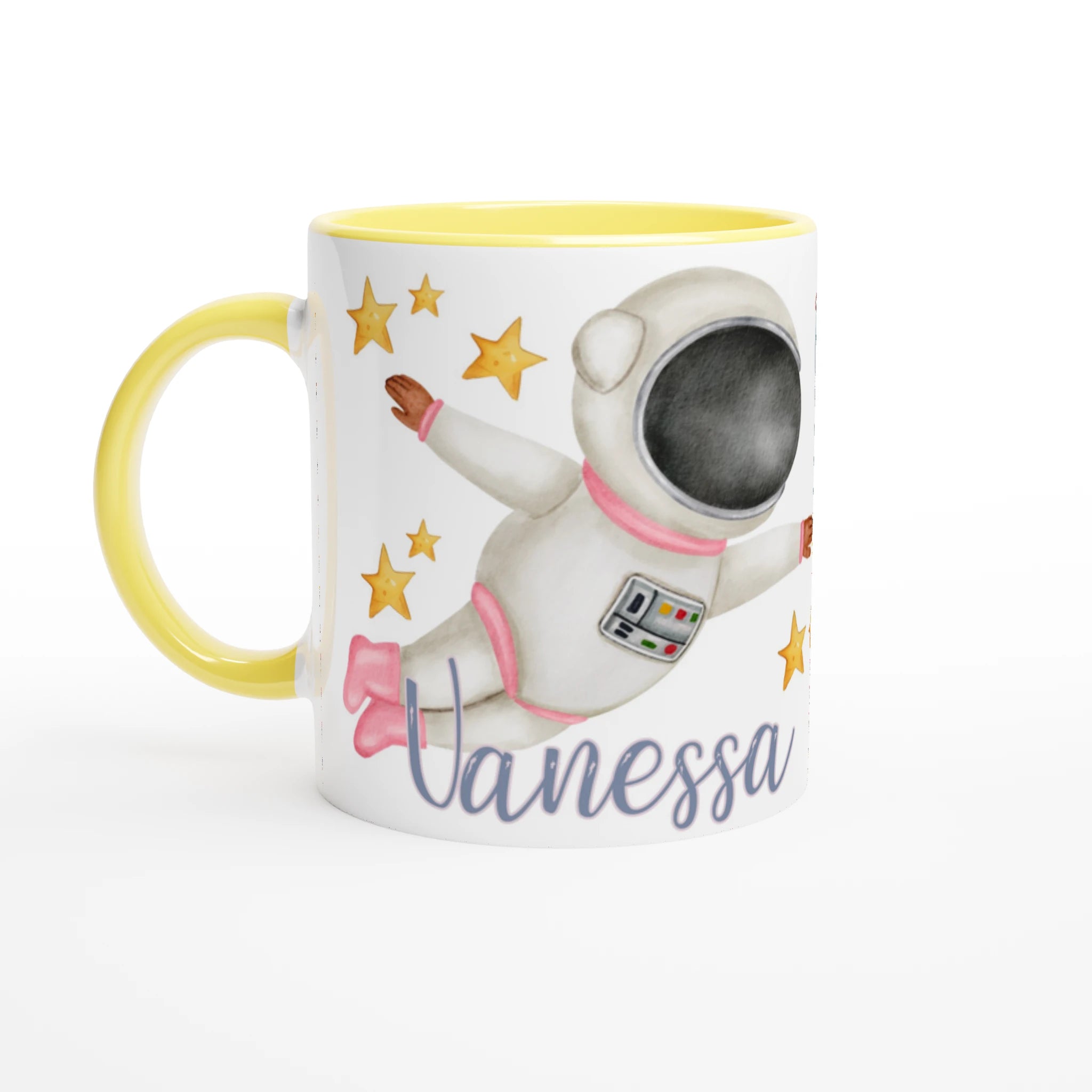 Mug personnalisé avec cosmonaute rose et étoiles, intérieur jaune, parfait pour un cadeau joyeux et inspirant.