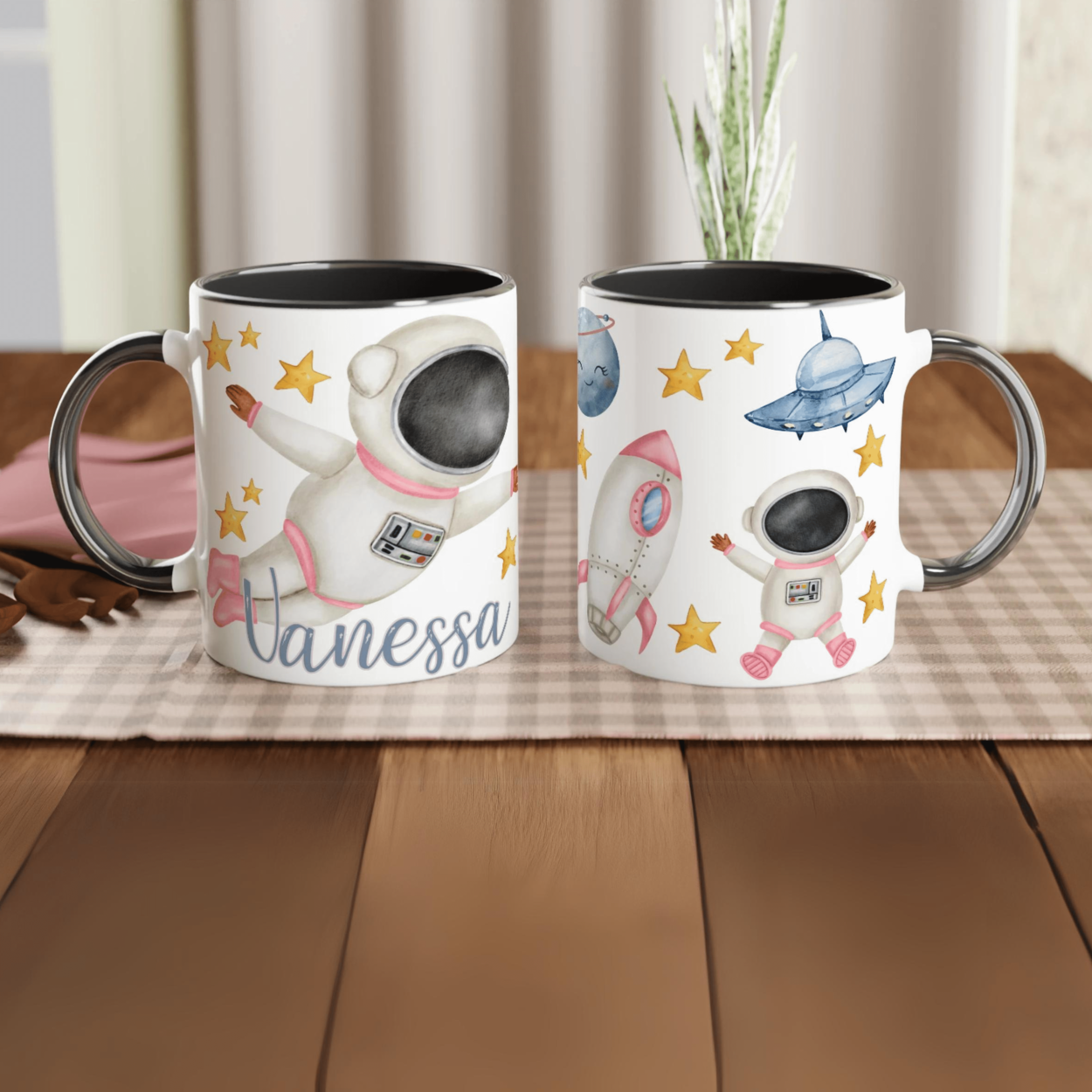 Mug personnalisé avec astronaute et soucoupe volante, intérieur noir, pour une touche élégante et mystérieuse.