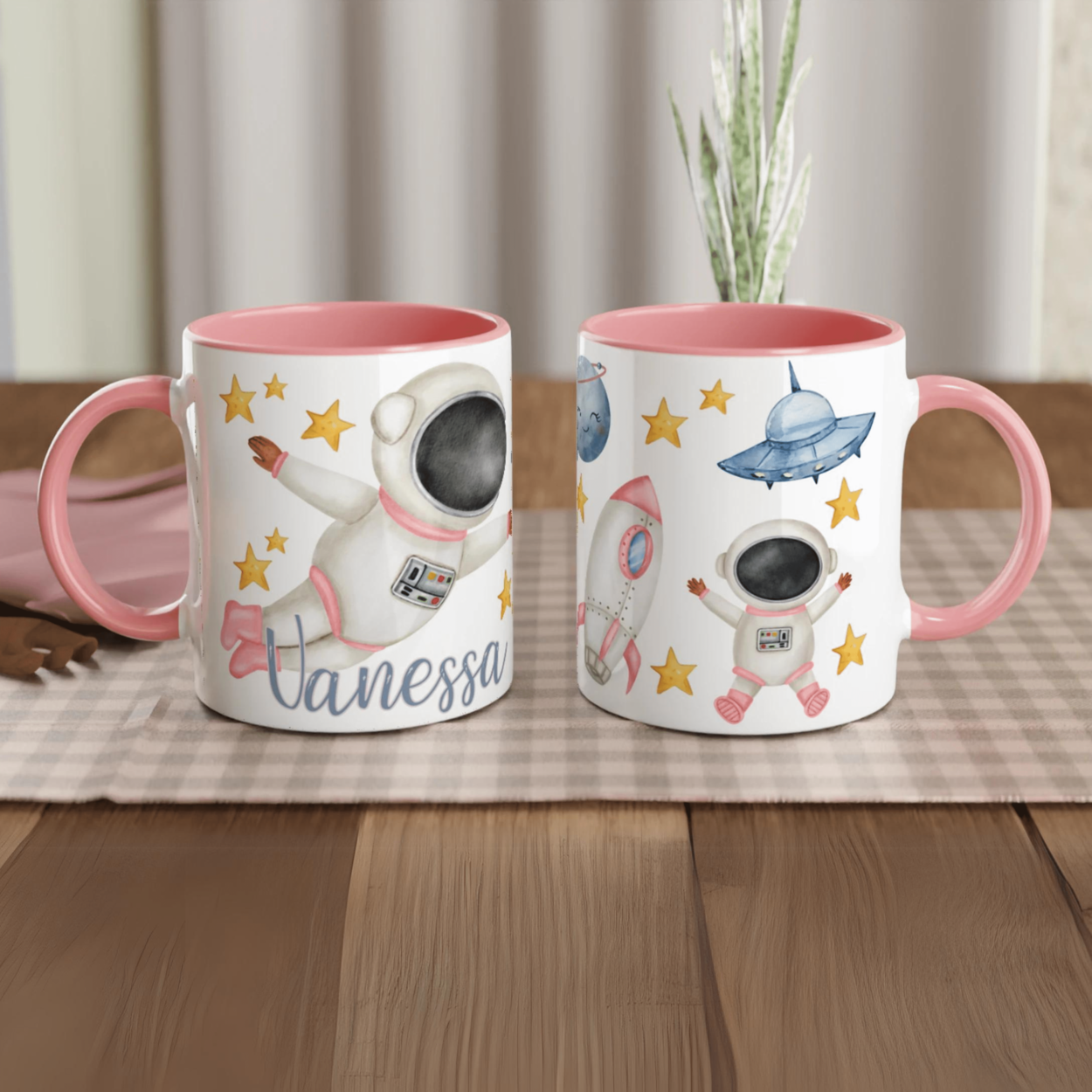Tasse personnalisée avec exploratrice de l’espace et fusée rose, intérieur rose, idéale pour un cadeau féerique.