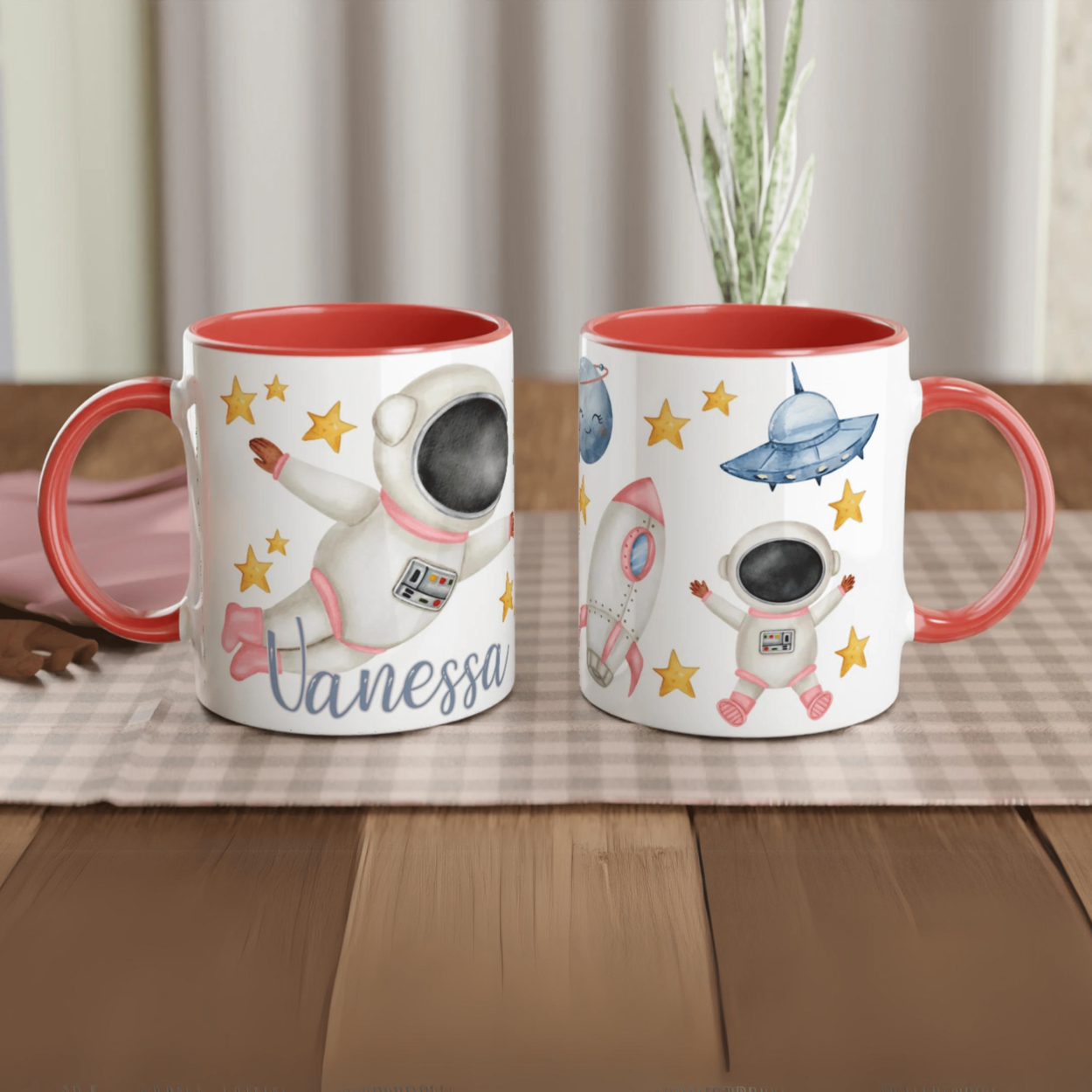 Mug personnalisé avec astronaute et décor spatial, intérieur rouge, parfait pour un cadeau dynamique et unique.