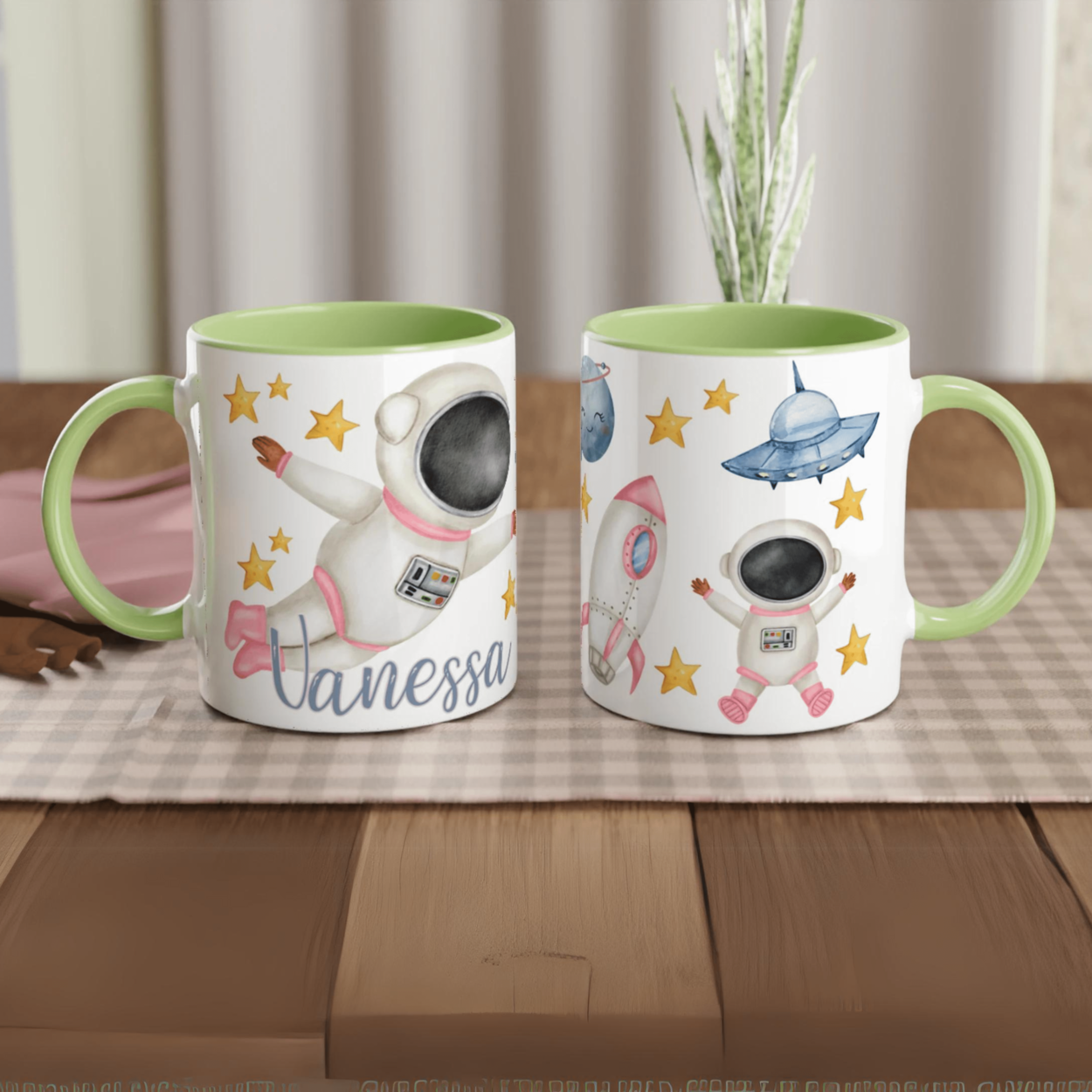 Tasse personnalisée avec dessin de cosmonaute et planète, intérieur vert, un cadeau original et apaisant.