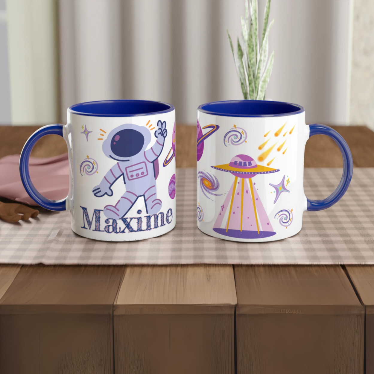 Mug personnalisé avec astronaute et galaxie étoilée, intérieur bleu, idéal pour un petit passionné du cosmos.