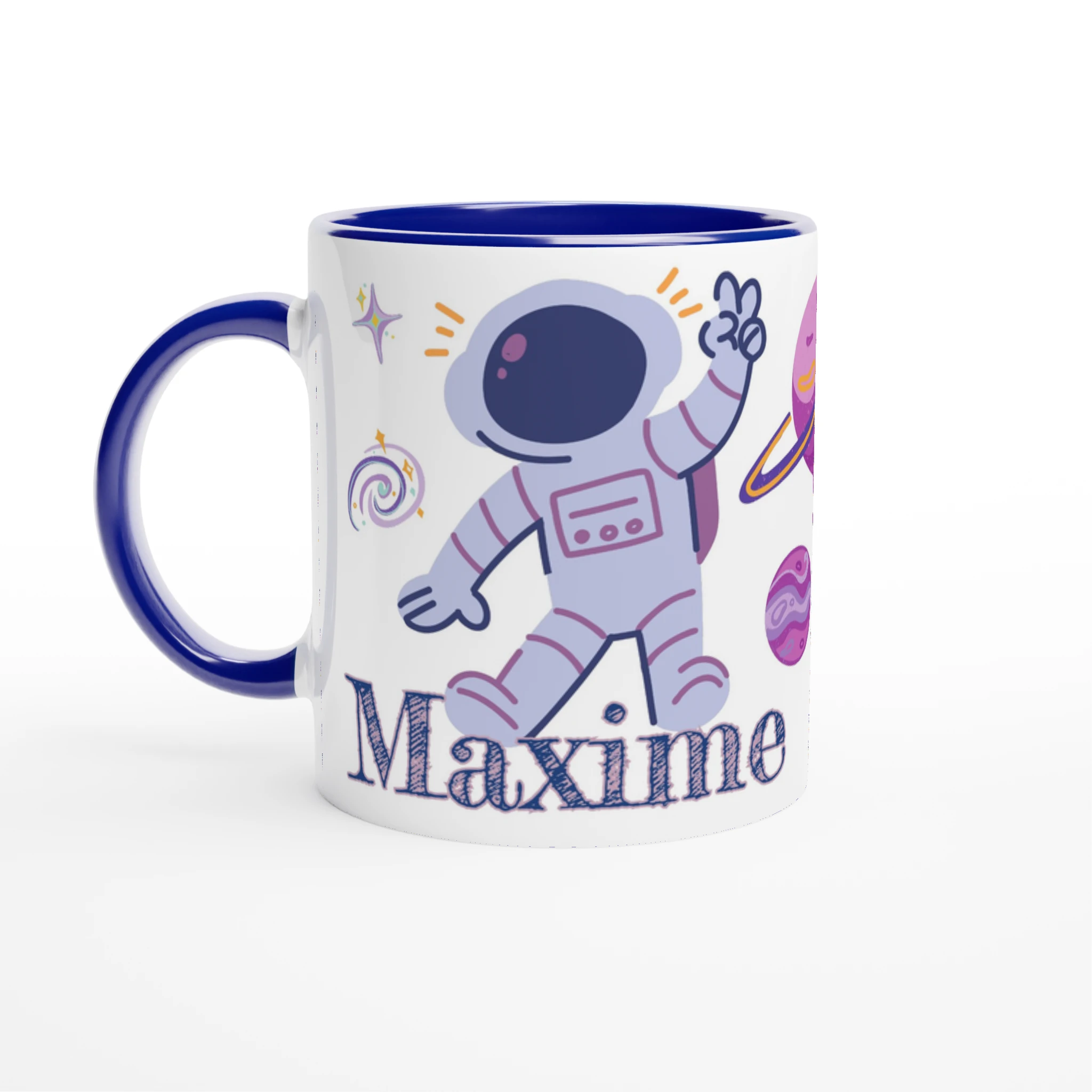 Mug personnalisé avec astronaute et galaxie étoilée, intérieur bleu, idéal pour un petit passionné du cosmos.
