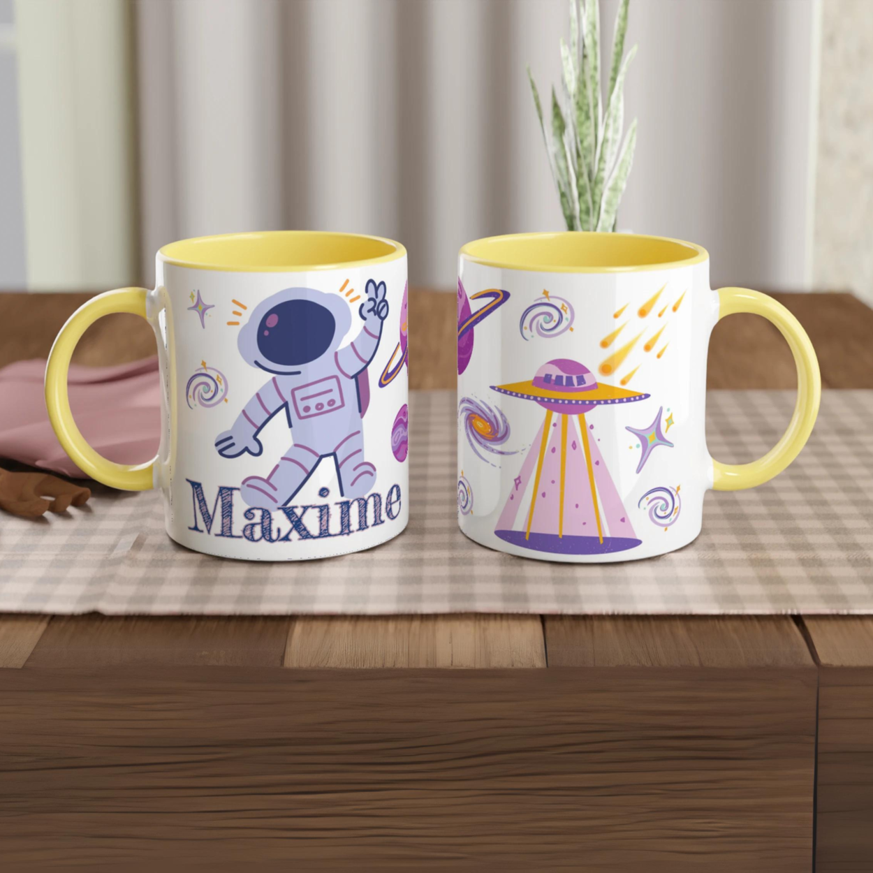 Mug personnalisé avec cosmonaute et ovni coloré, intérieur jaune, parfait pour un cadeau joyeux et inspirant.