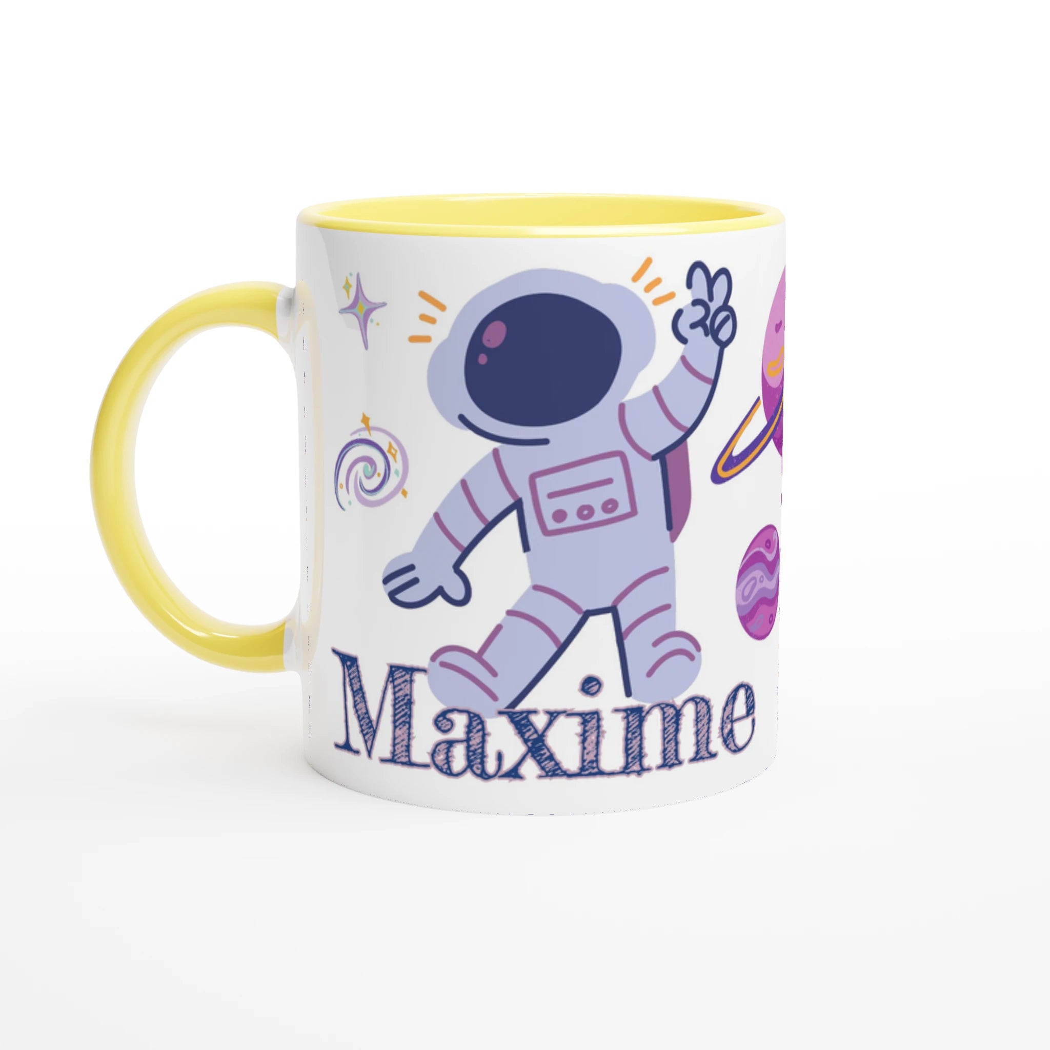 Mug personnalisé avec cosmonaute et ovni coloré, intérieur jaune, parfait pour un cadeau joyeux et inspirant.