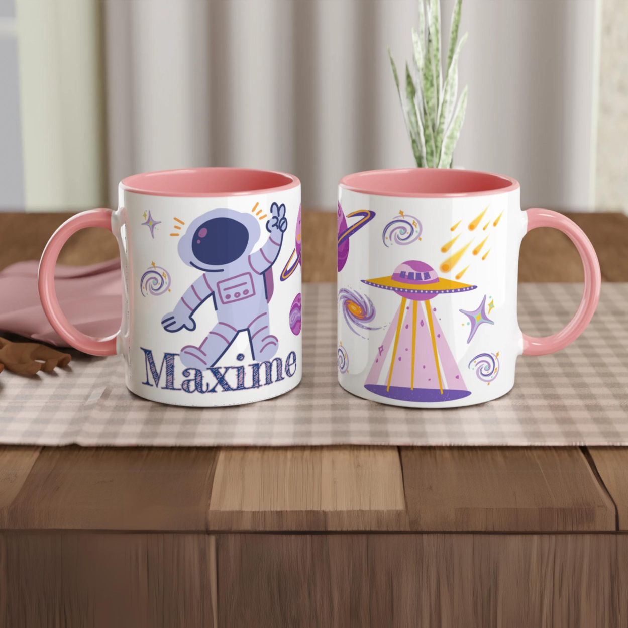 Tasse personnalisée avec astronaute en combinaison violette et planète, intérieur rose, idéale pour un cadeau féerique.