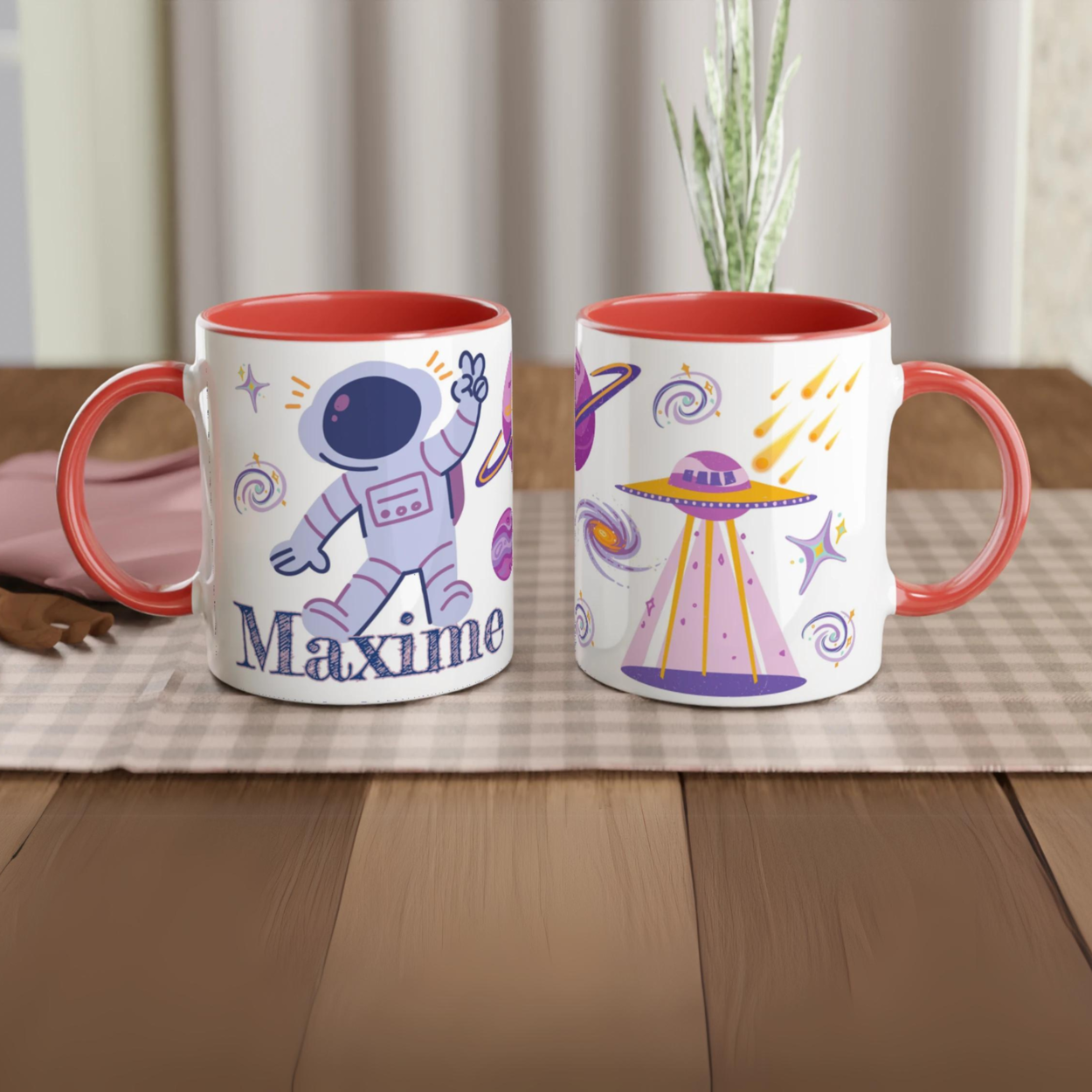 Mug personnalisé avec soucoupe volante et étoiles filantes, intérieur rouge, parfait pour un cadeau dynamique et unique.