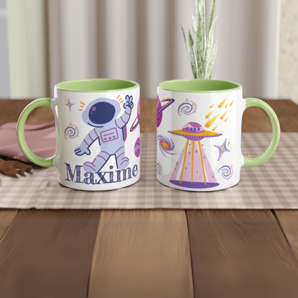 Tasse personnalisée avec dessin de fusée et planète Saturne, intérieur vert, un cadeau original et apaisant.