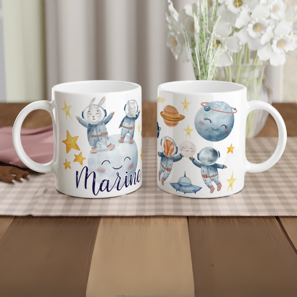 Mug personnalisé tout blanc avec illustration de lapins astronautes flottant dans l’espace, parfait pour un cadeau enfant original.