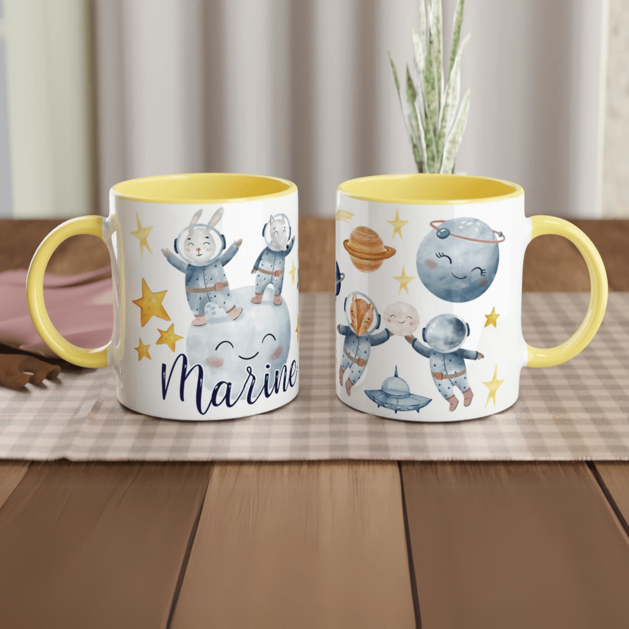 Mug personnalisé avec lapins cosmonautes et étoiles, intérieur jaune, idéal pour un cadeau joyeux et ludique.
