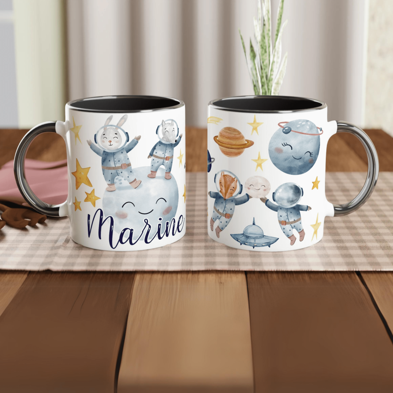 Mug personnalisé avec lapins et planètes, intérieur noir, pour une touche élégante et mystérieuse.