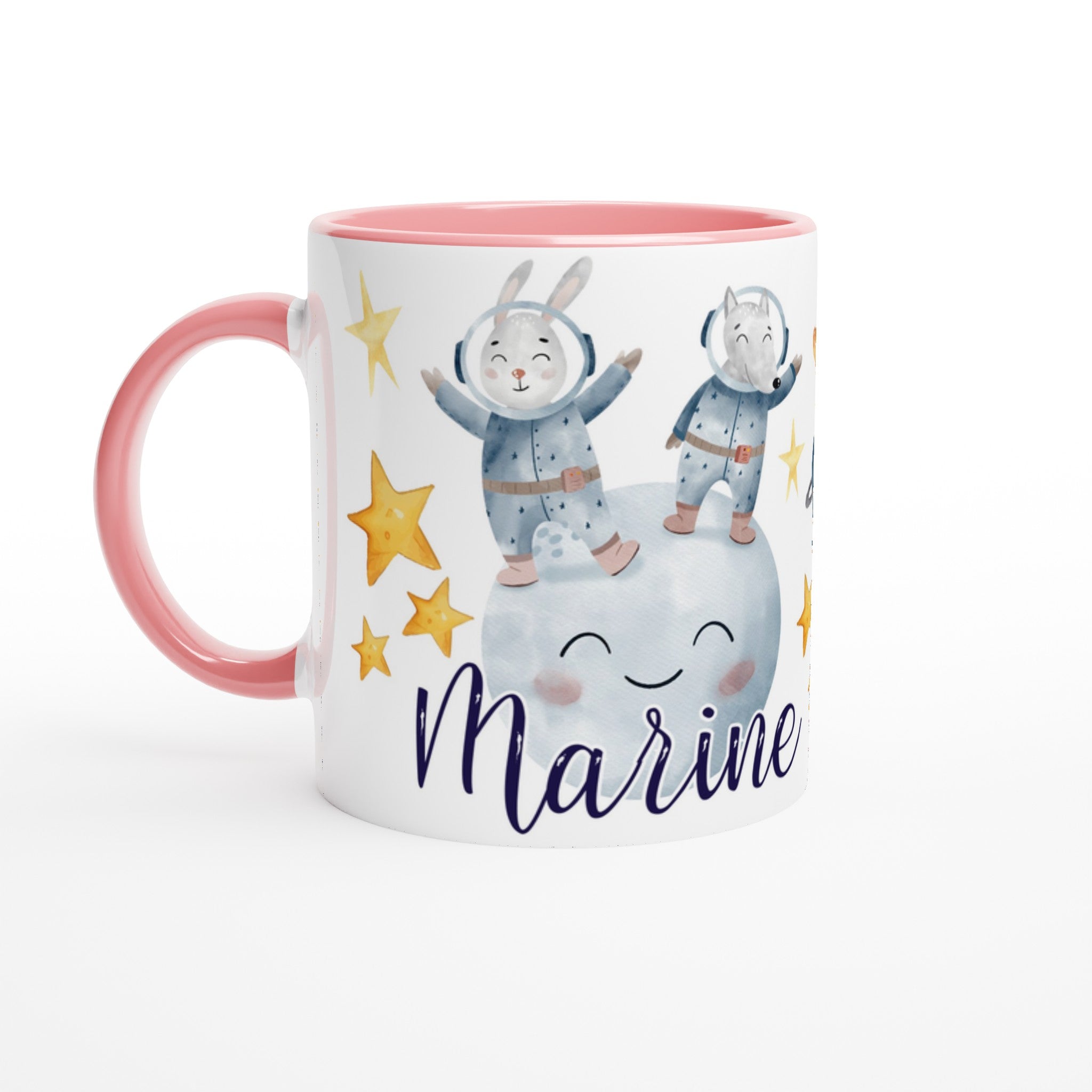 Tasse personnalisée avec lapins en combinaison spatiale, intérieur rose, parfaite pour un cadeau féerique pour enfant.