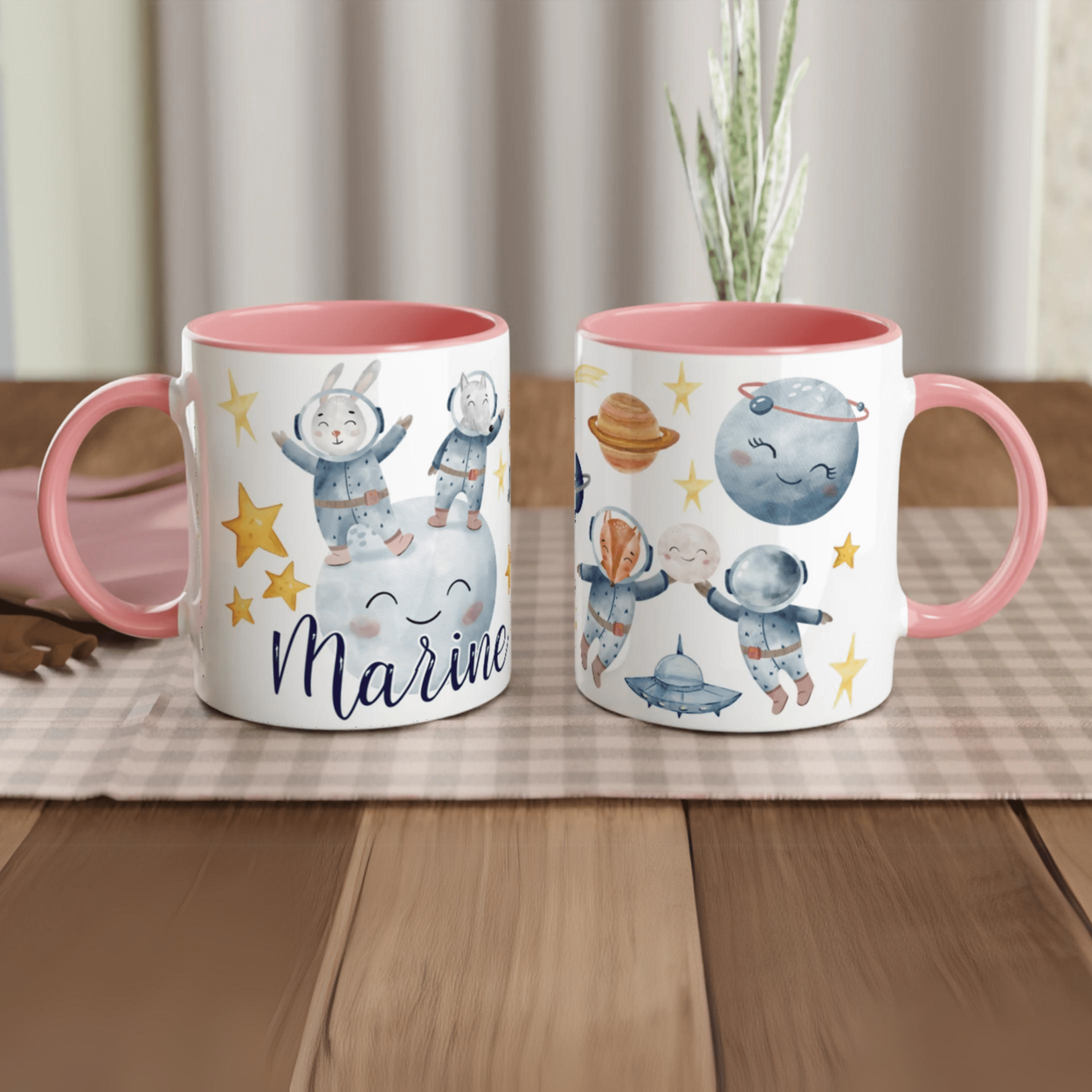 Tasse personnalisée avec lapins en combinaison spatiale, intérieur rose, parfaite pour un cadeau féerique pour enfant.