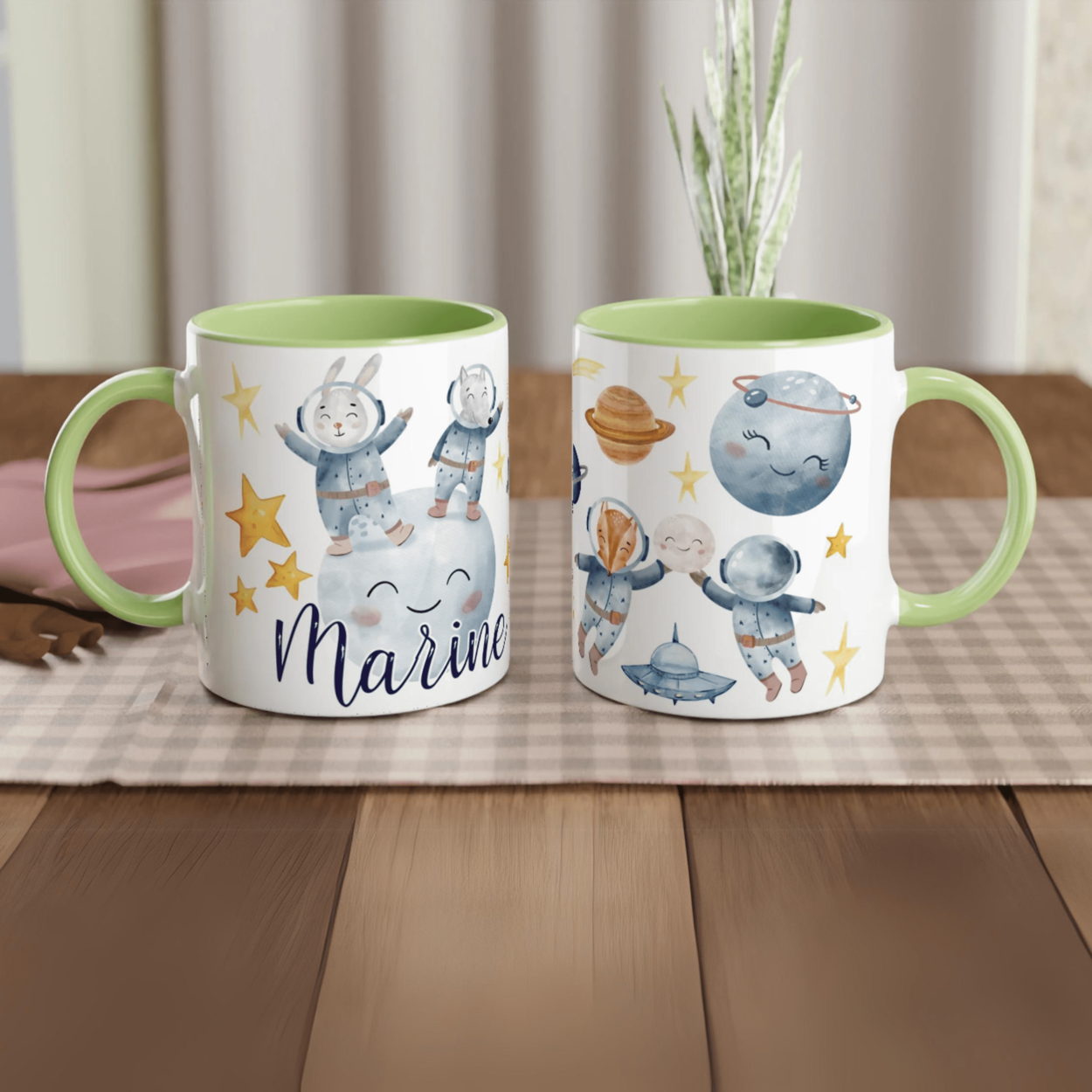 Tasse personnalisée avec dessin de lapins astronautes et soucoupes volantes, intérieur vert, un cadeau original et apaisant.
