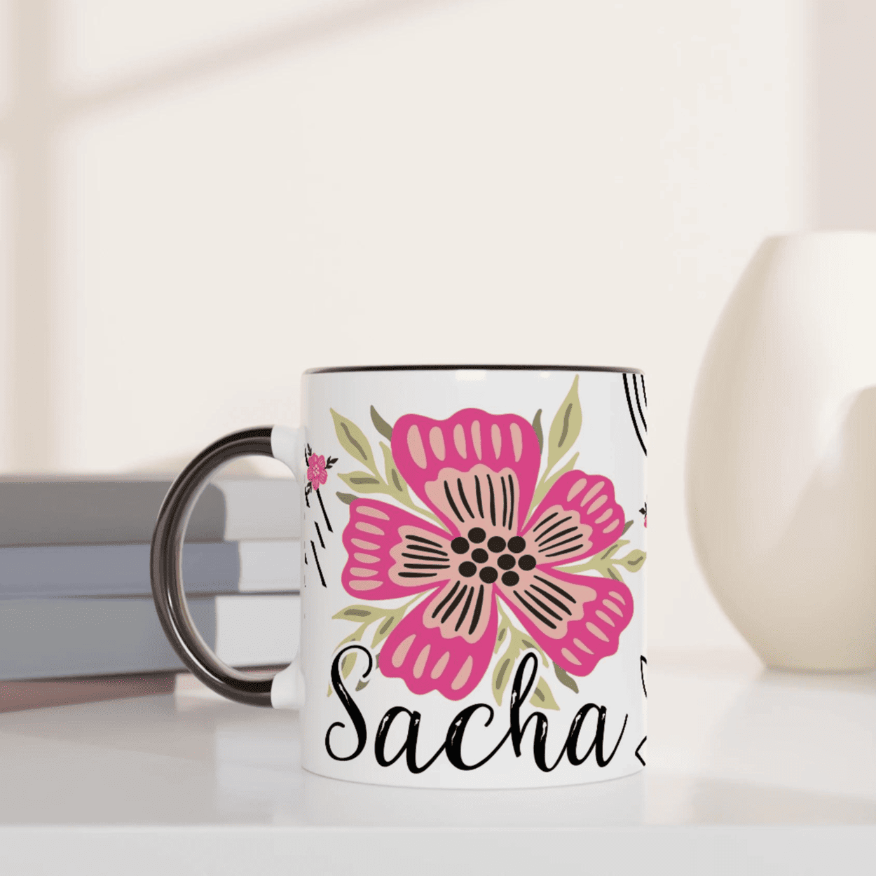 Mug personnalisé avec fleurs bohèmes, intérieur noir, idéal pour une déco élégante et unique.
