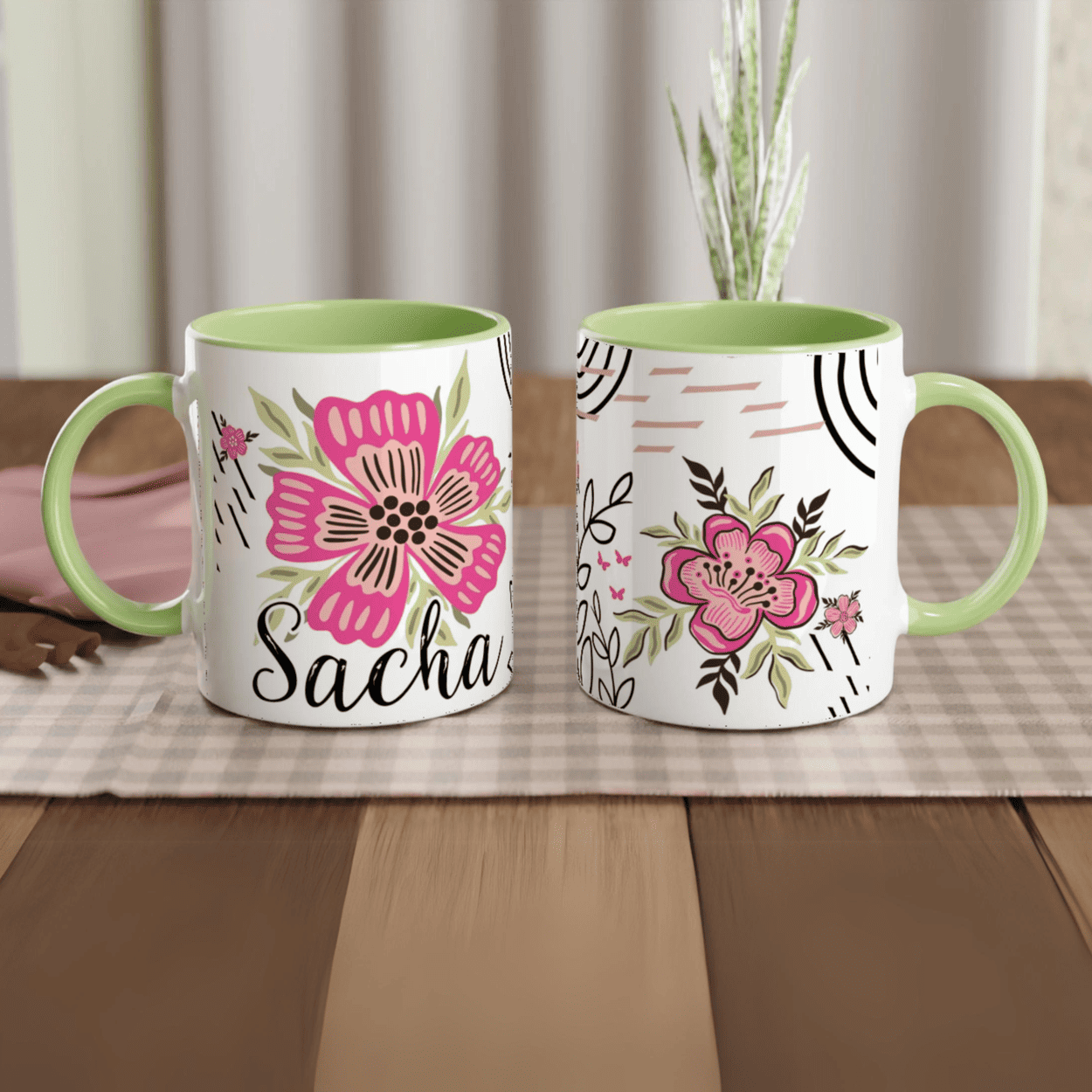 Mug personnalisé prénom avec fleurs bohèmes, intérieur vert, parfait pour une touche nature.