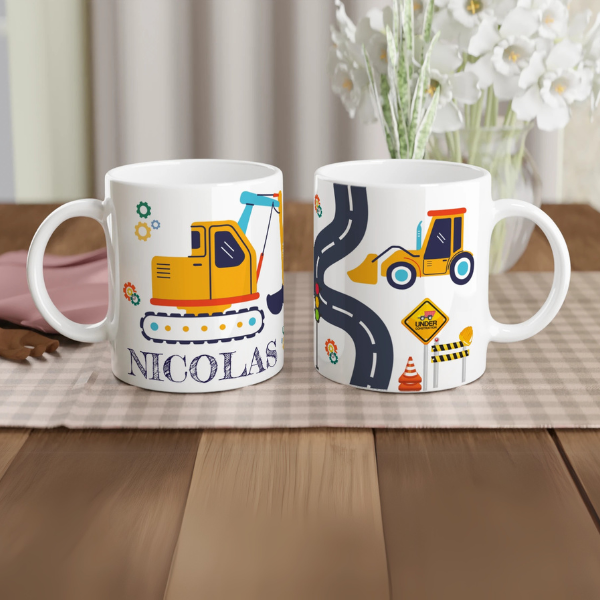 Mug personnalisé tout blanc avec engins de chantier et panneaux de construction, idéal pour un cadeau fun et original.