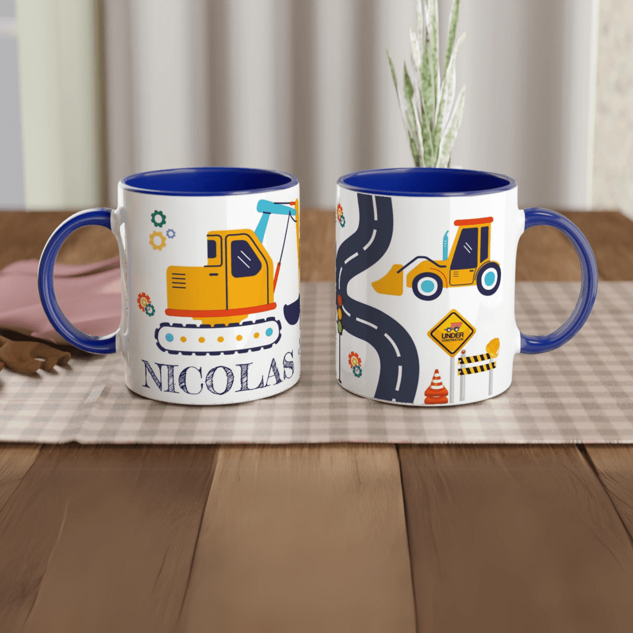 Mug personnalisé avec décor de chantier et panneaux sous construction, intérieur bleu, parfait pour un cadeau inspiré des travaux publics.