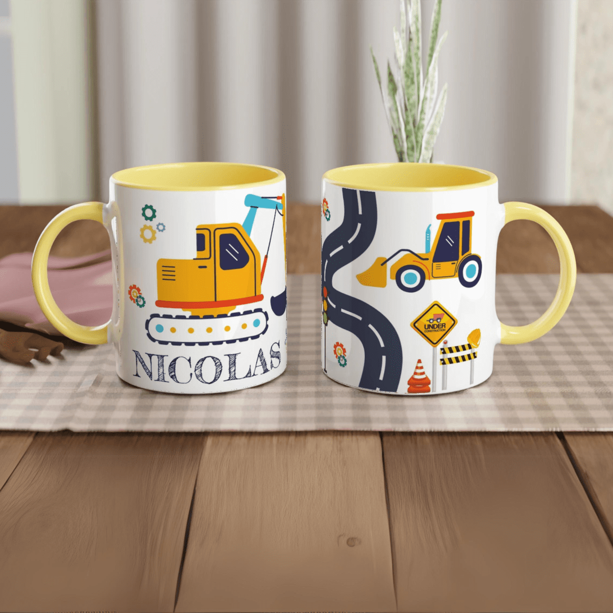 Mug personnalisé avec pelleteuse et tractopelle sur fond ludique, intérieur jaune, parfait pour un cadeau coloré et dynamique.