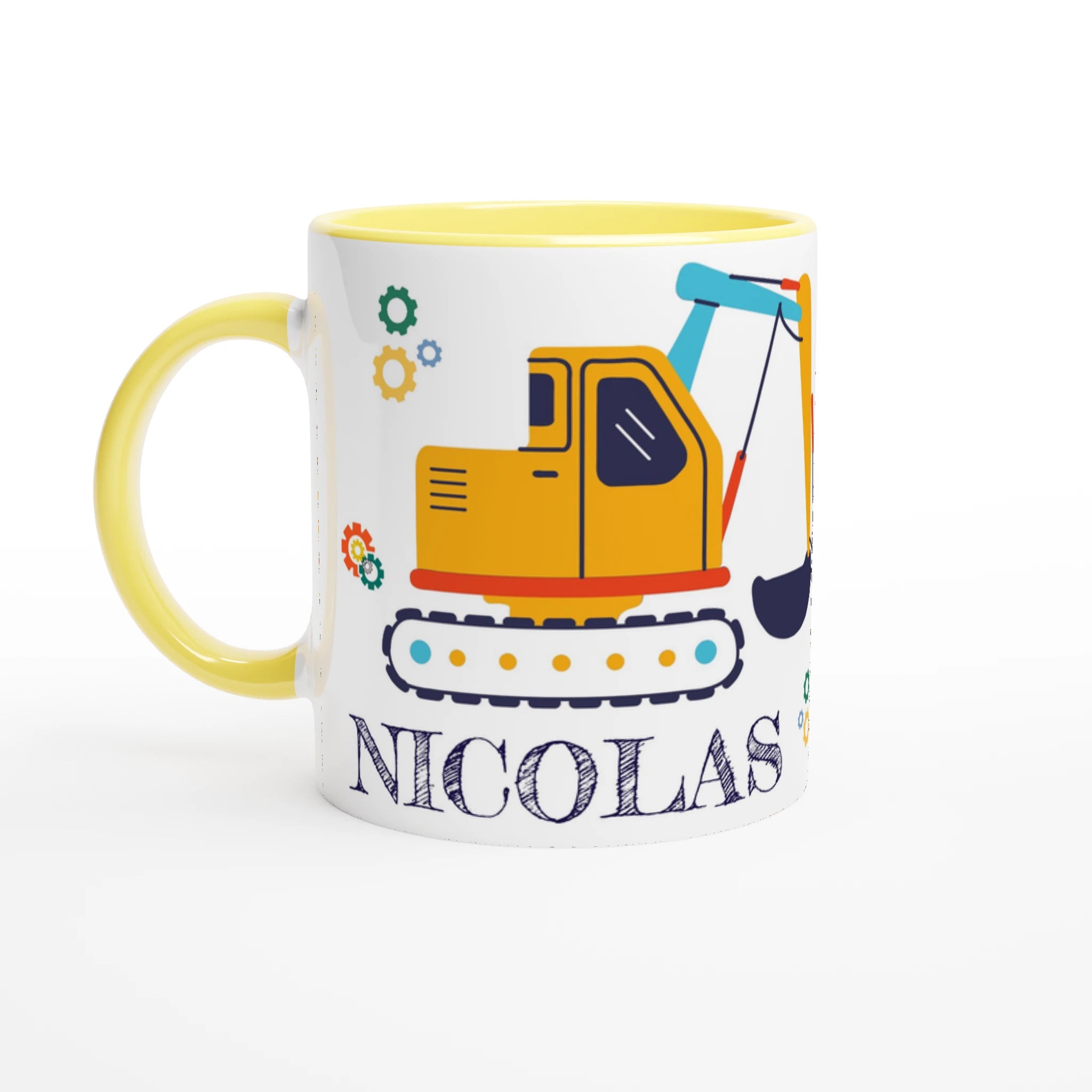Mug personnalisé avec pelleteuse et tractopelle sur fond ludique, intérieur jaune, parfait pour un cadeau coloré et dynamique.