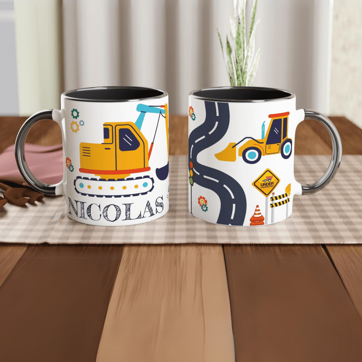 Mug personnalisé avec motifs d’engins de construction et cônes de signalisation, intérieur noir, pour une touche moderne et contrastée.