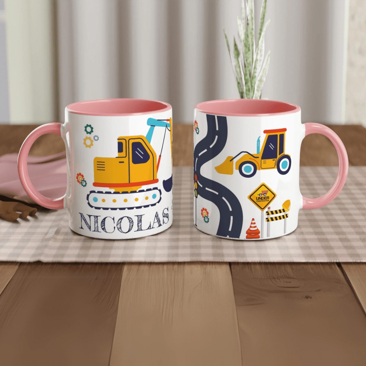 Tasse personnalisée avec camions de chantier et routes en dessin animé, intérieur rose, idéale pour un cadeau tendre et amusant.