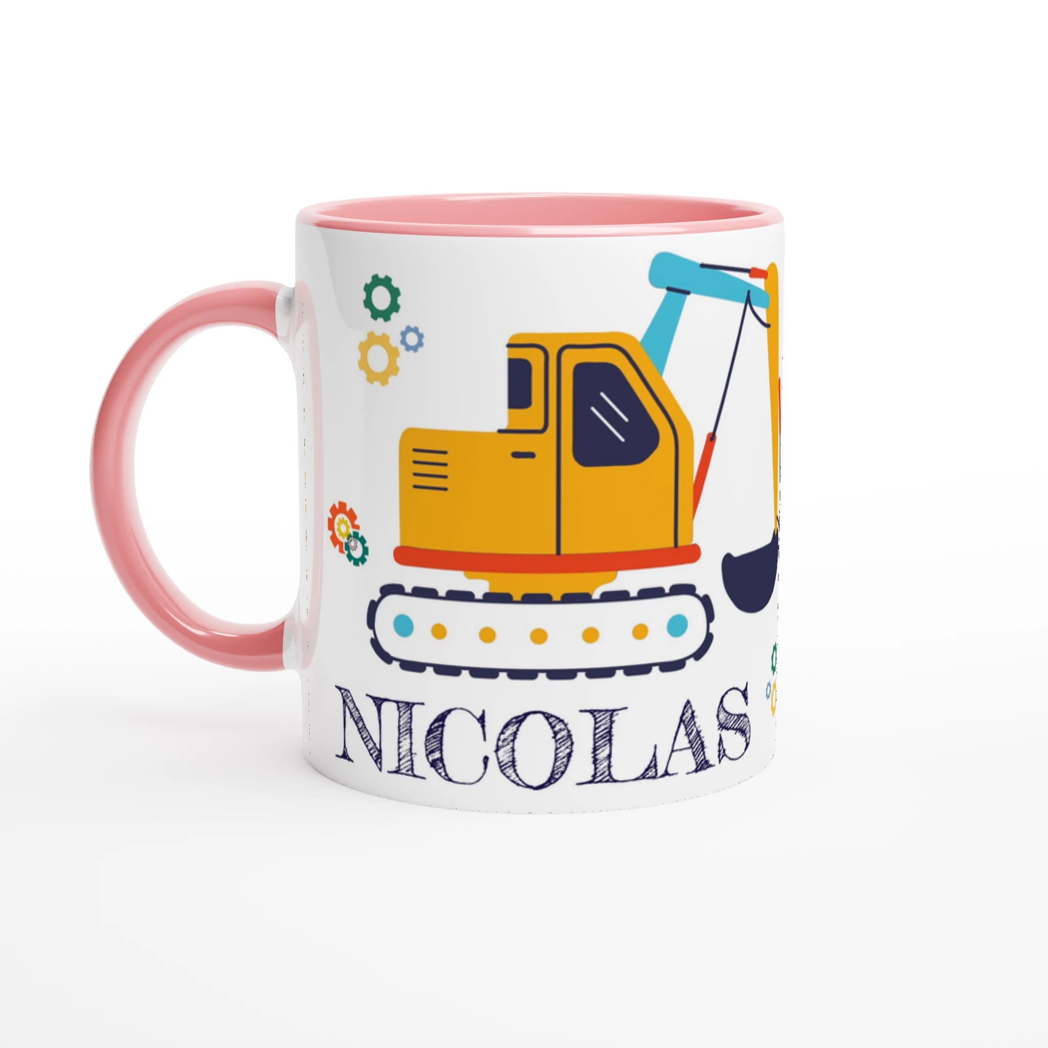 Tasse personnalisée avec camions de chantier et routes en dessin animé, intérieur rose, idéale pour un cadeau tendre et amusant.