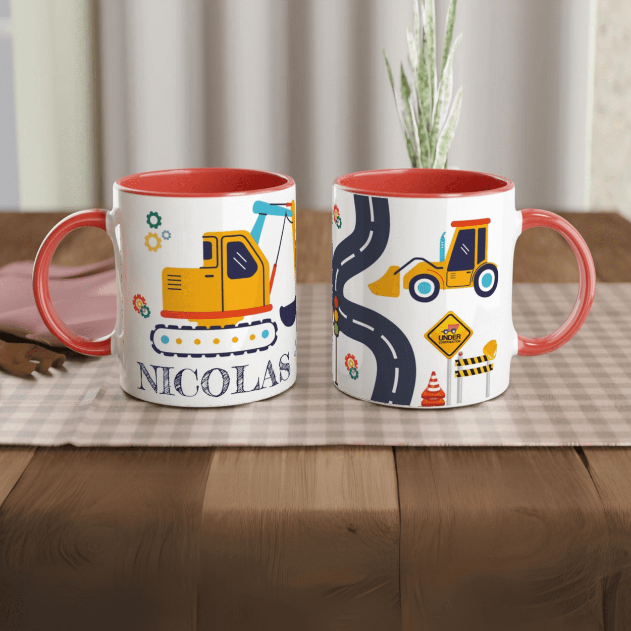 Mug personnalisé avec tracteur, pelleteuse et routes en dessin détaillé, intérieur rouge, parfait pour un cadeau unique et dynamique.