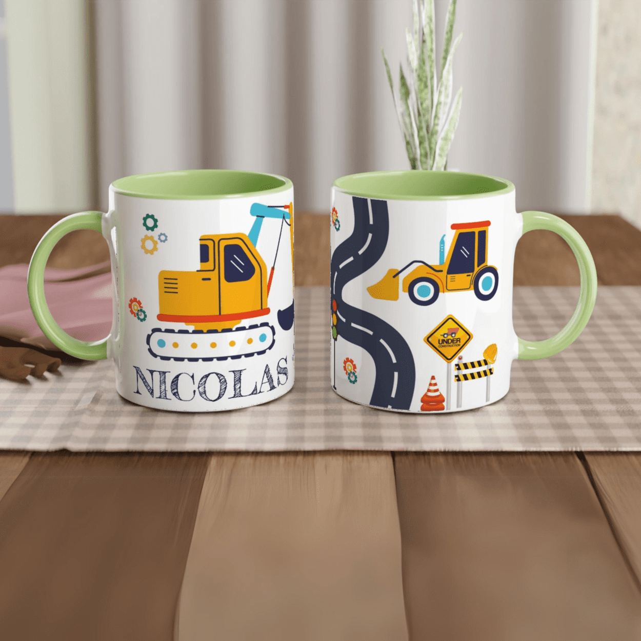 Tasse personnalisée avec grands véhicules de chantier et routes illustrées, intérieur vert, un cadeau original et éducatif.