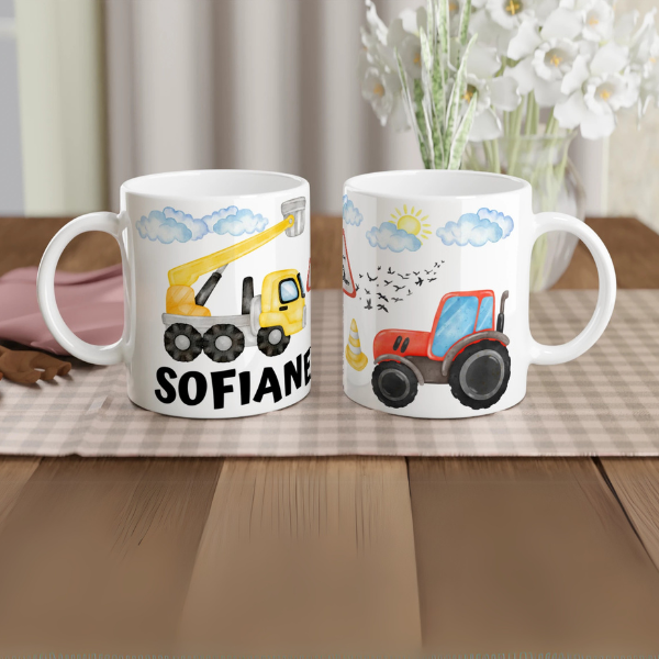 Mug personnalisé tout blanc avec camions de chantier et tracteurs en aquarelle, parfait pour un cadeau ludique et original.