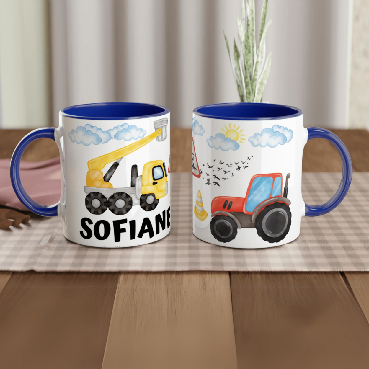 Mug personnalisé avec véhicules de chantier et décor détaillé, intérieur bleu, parfait pour les petits passionnés de travaux publics.