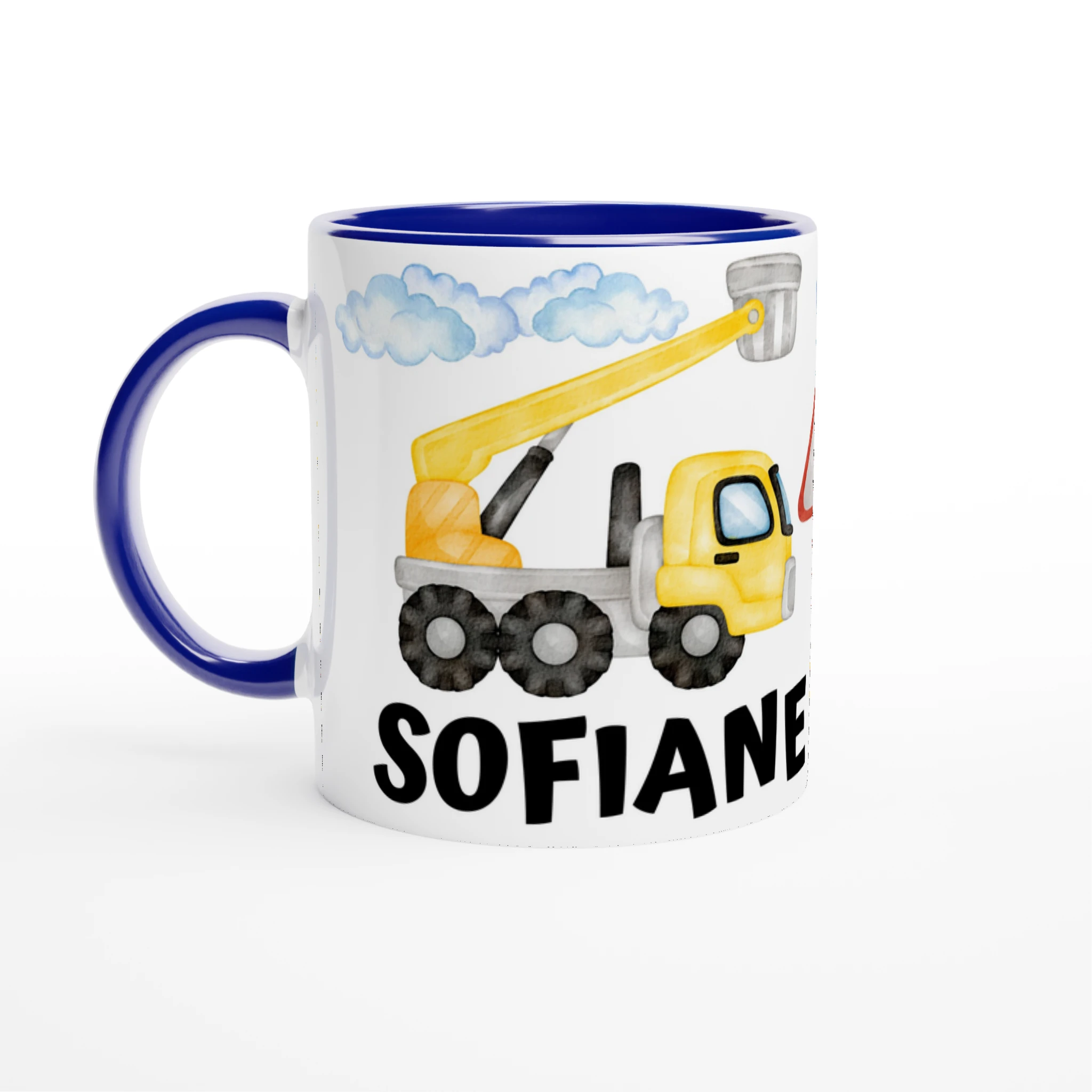 Mug personnalisé avec véhicules de chantier et décor détaillé, intérieur bleu, parfait pour les petits passionnés de travaux publics.