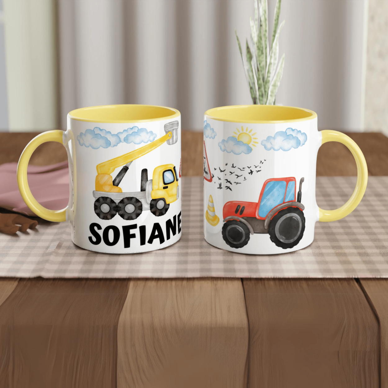 Mug personnalisé avec illustrations d’engins de construction et ciel bleu, intérieur jaune, idéal pour un cadeau joyeux et dynamique.