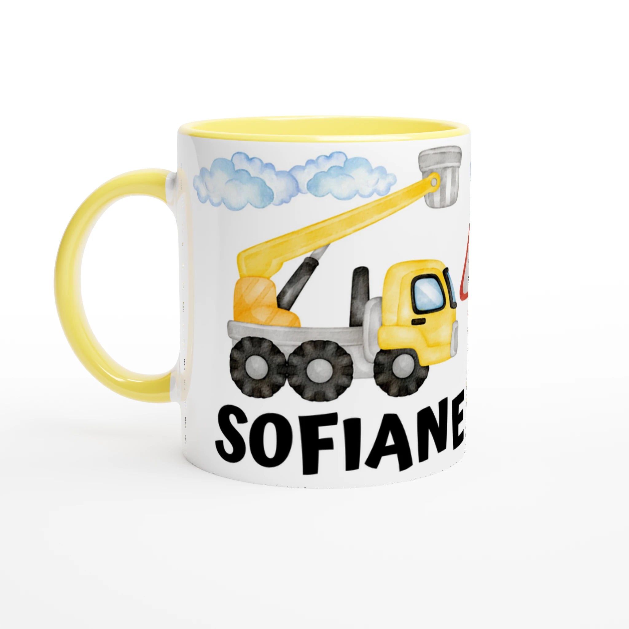 Mug personnalisé avec illustrations d’engins de construction et ciel bleu, intérieur jaune, idéal pour un cadeau joyeux et dynamique.