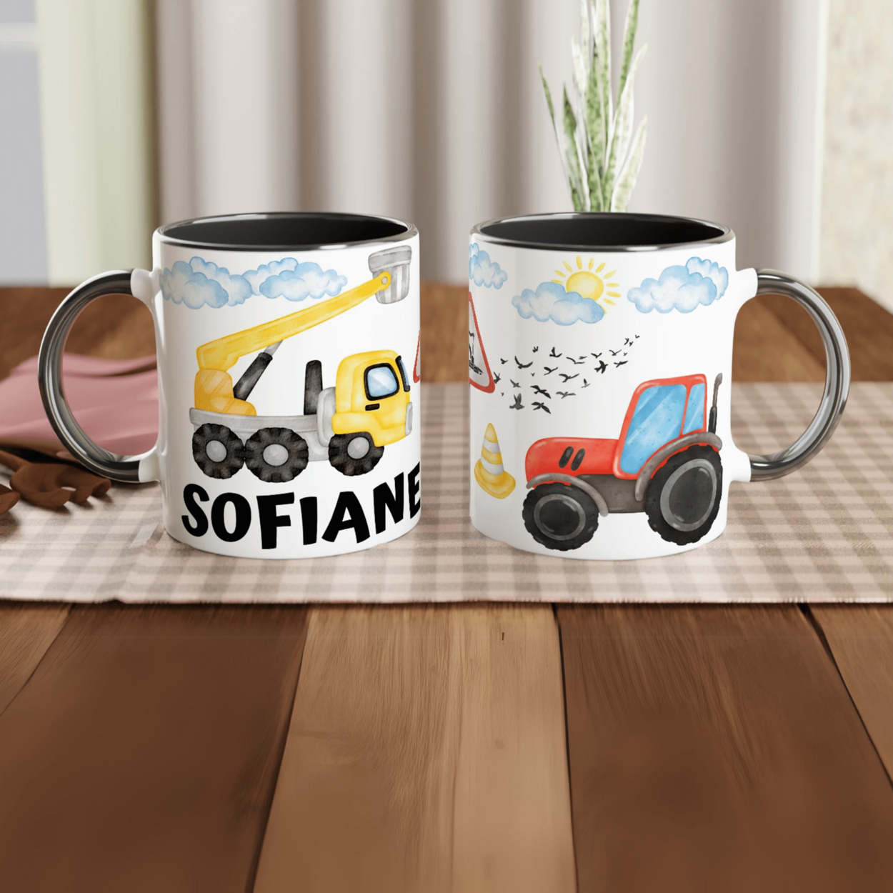Mug personnalisé avec grue, tracteur et panneaux de signalisation, intérieur noir, pour une touche moderne et contrastée.
