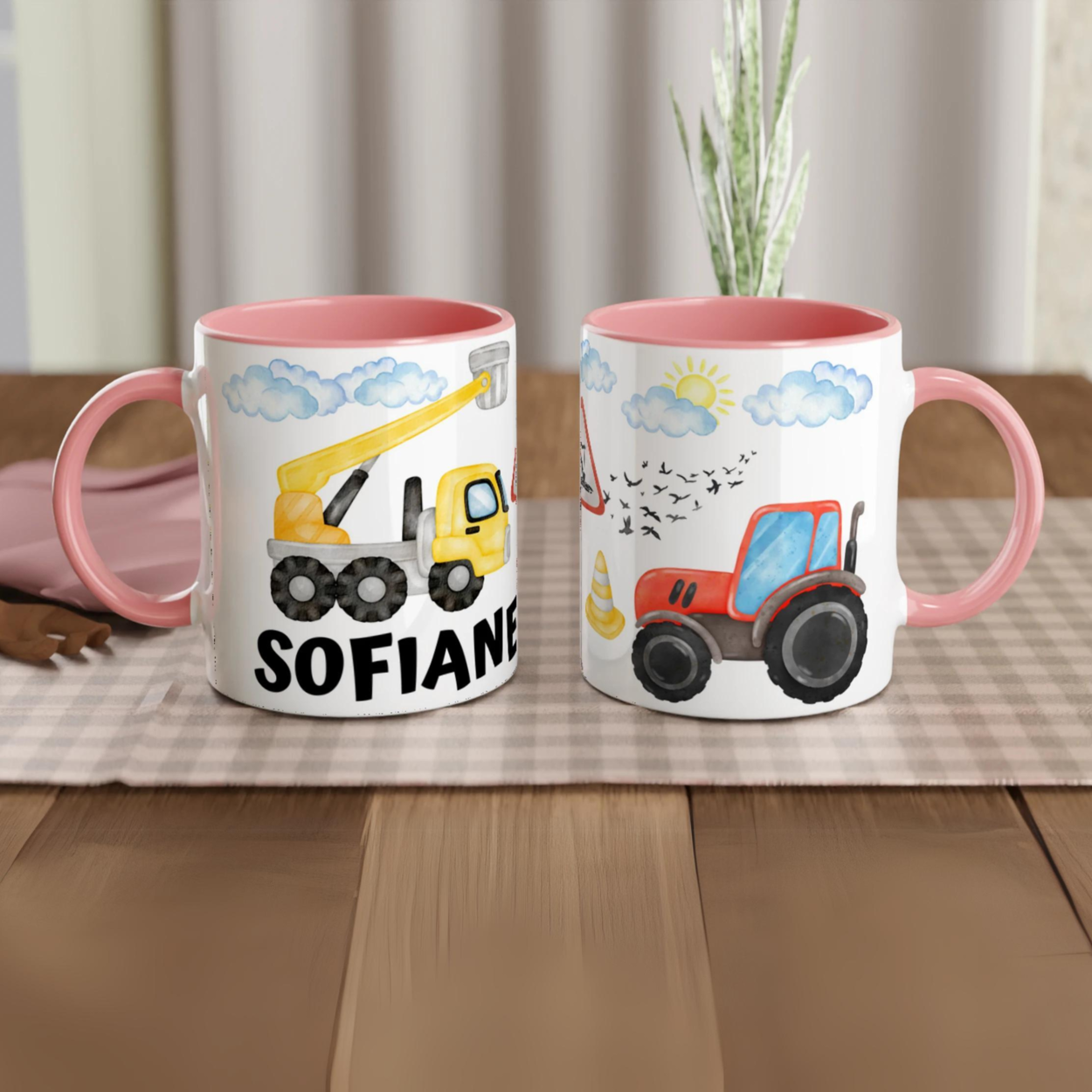 Tasse personnalisée avec pelleteuse et bulldozer en dessin aquarelle, intérieur rose, parfaite pour un cadeau tendre et amusant.