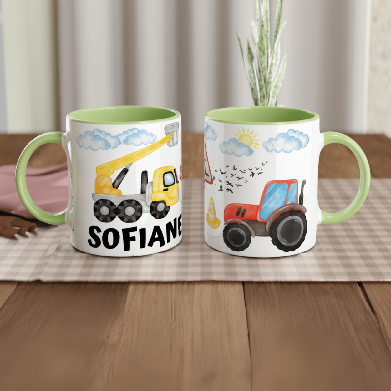 Tasse personnalisée avec camion-grue et décor illustré, intérieur vert, un cadeau original et éducatif.