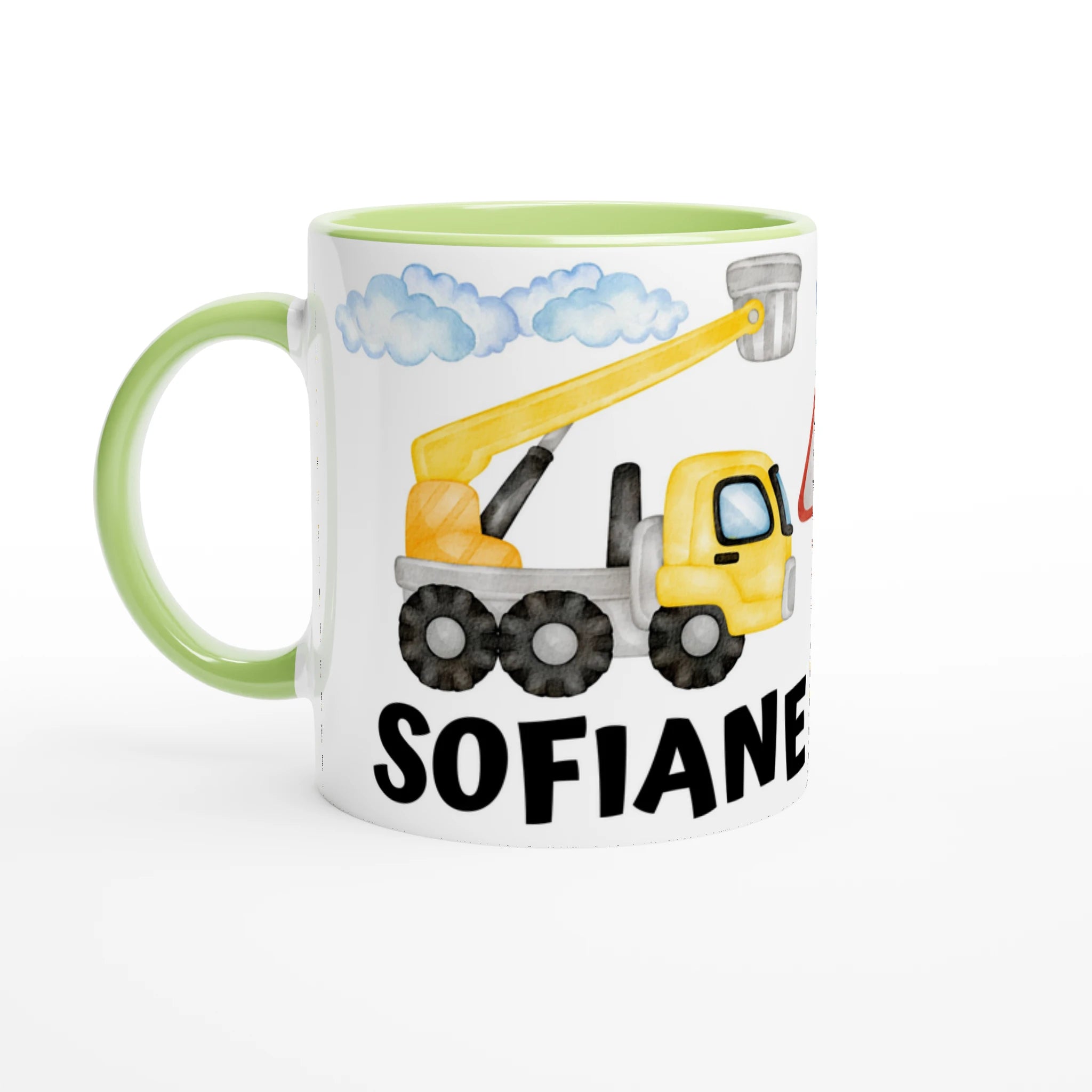 Tasse personnalisée avec camion-grue et décor illustré, intérieur vert, un cadeau original et éducatif.