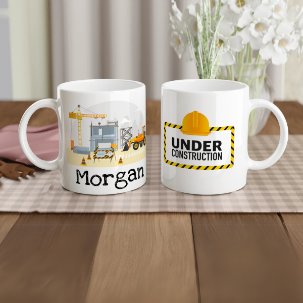 Mug personnalisé tout blanc avec chantier de construction et panneau "Under Construction", parfait pour un cadeau amusant et original.
