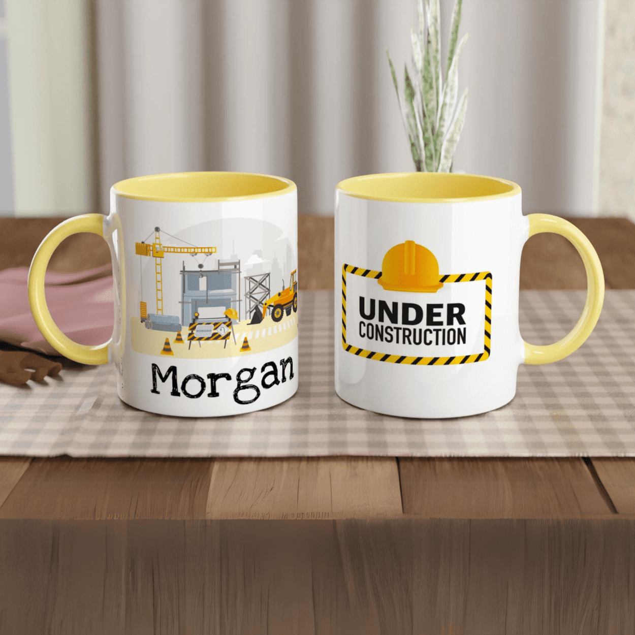 Mug personnalisé avec illustration de chantier et tracteurs, intérieur jaune, idéal pour un cadeau dynamique et coloré.