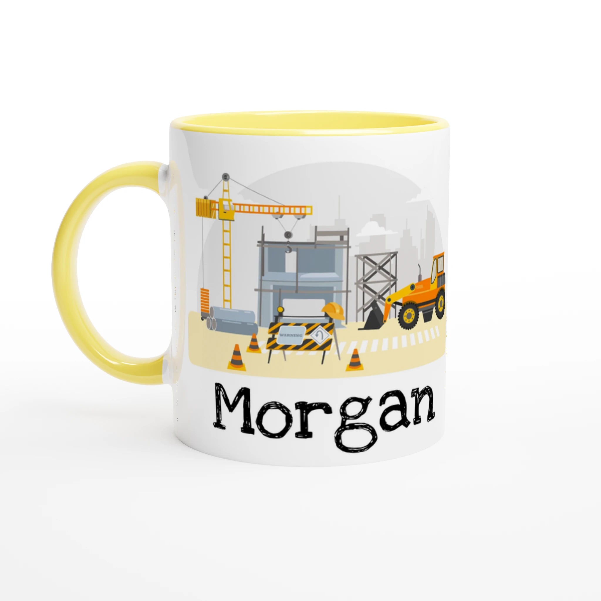 Mug personnalisé avec illustration de chantier et tracteurs, intérieur jaune, idéal pour un cadeau dynamique et coloré.