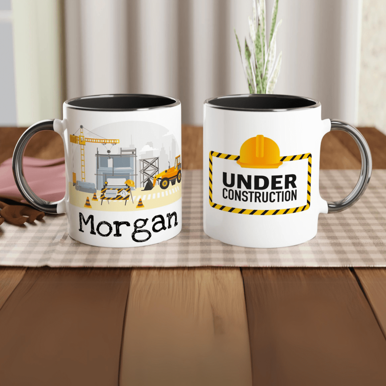 Mug personnalisé avec chantier, grues et panneaux de signalisation, intérieur noir, parfait pour un cadeau moderne et unique.