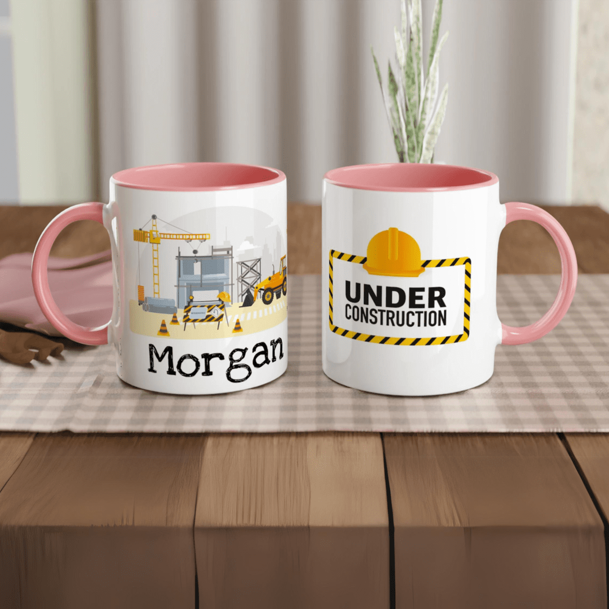 Tasse personnalisée avec engins de construction et décor ludique, intérieur rose, idéale pour un cadeau tendre et fun.