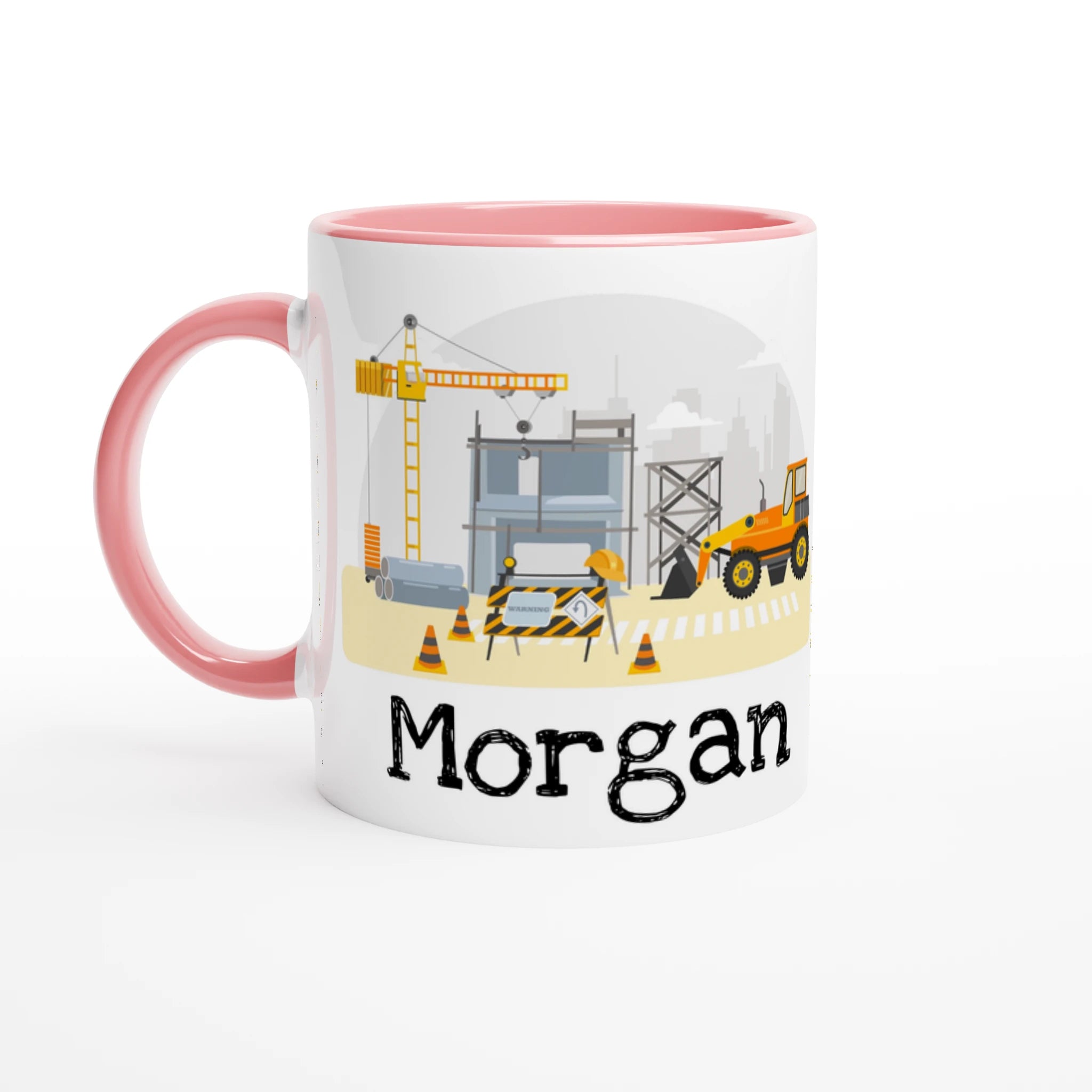 Tasse personnalisée avec engins de construction et décor ludique, intérieur rose, idéale pour un cadeau tendre et fun.