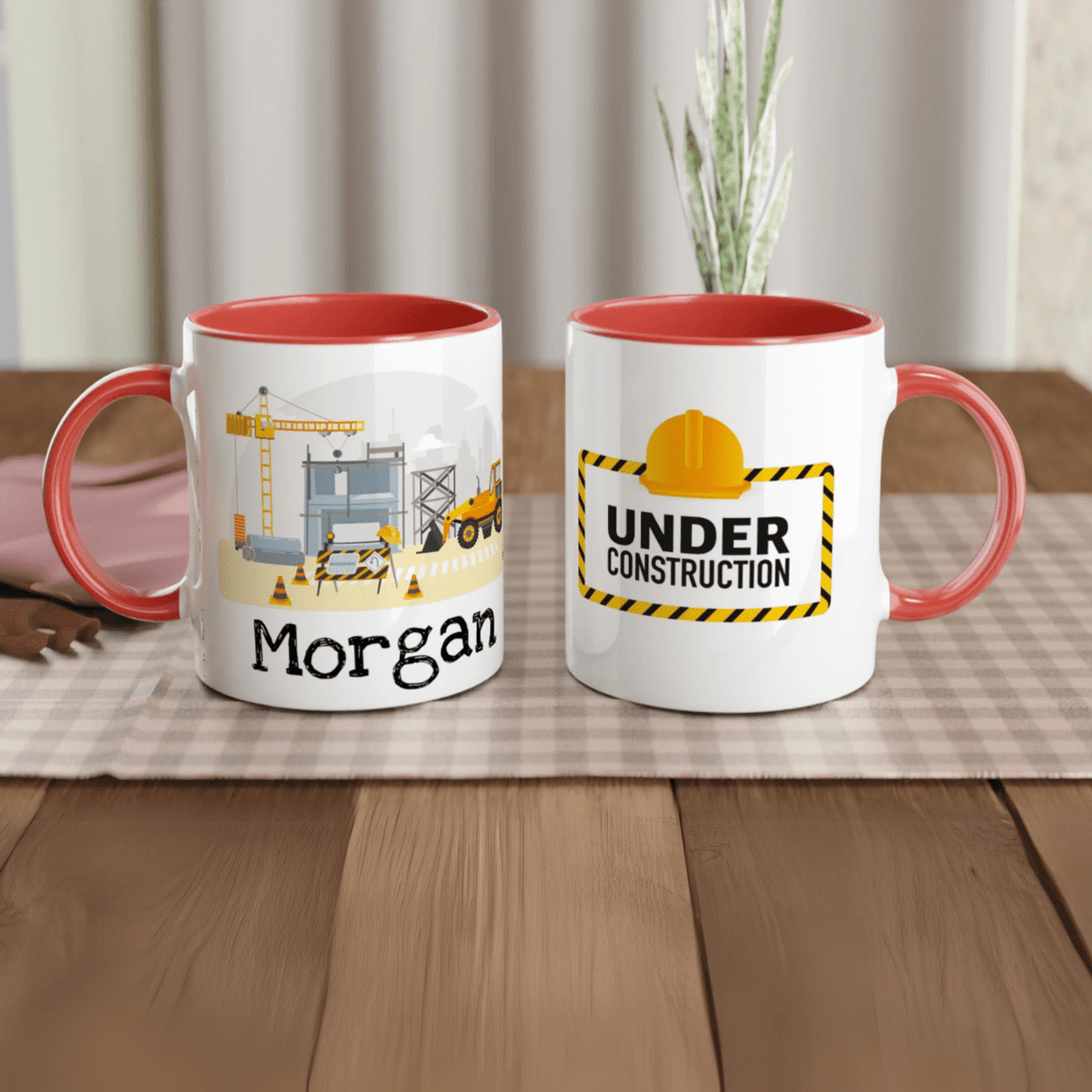 Mug personnalisé avec éléments de chantier et panneaux de sécurité, intérieur rouge, parfait pour un cadeau énergique et captivant.