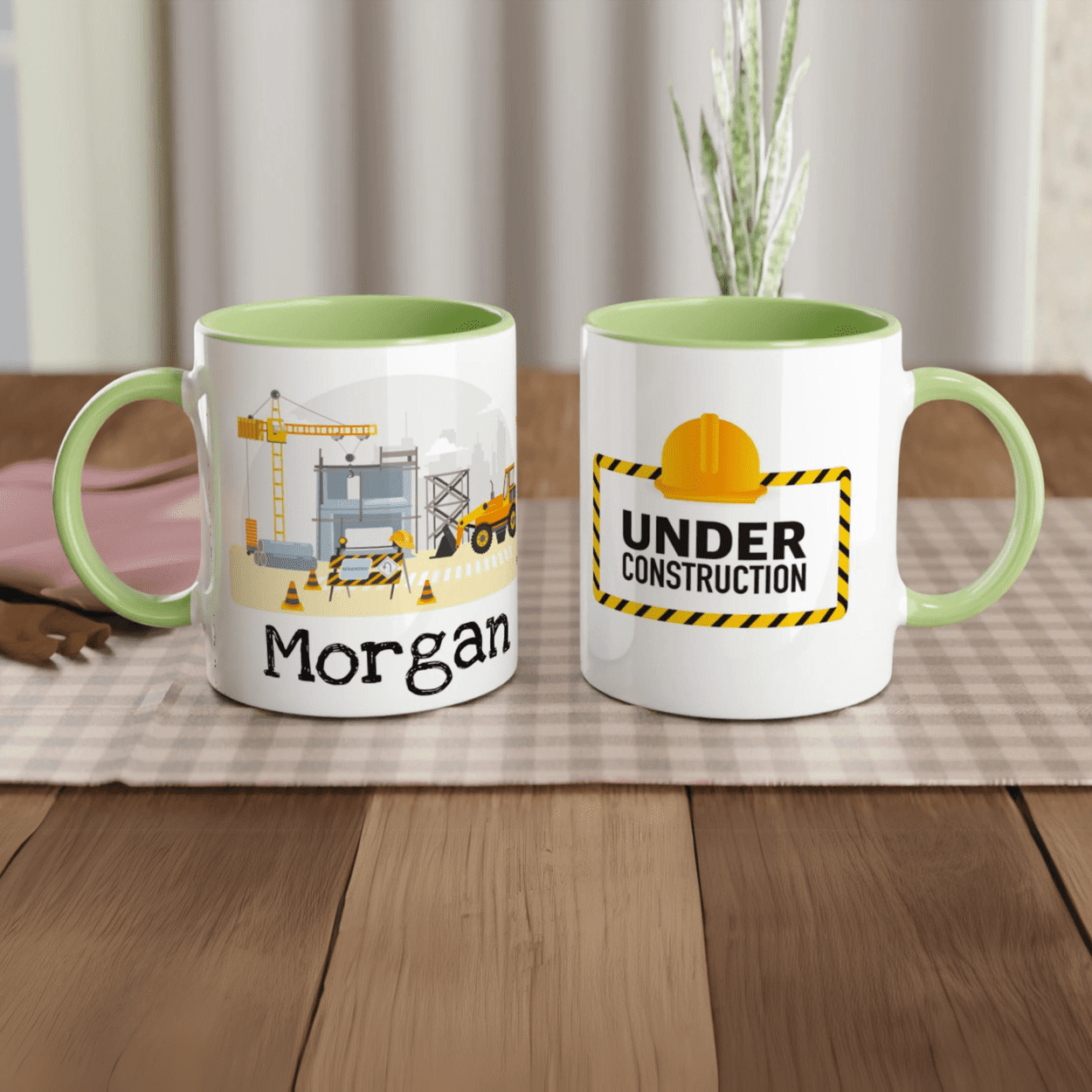 Tasse personnalisée avec illustrations de pelleteuses et routes, intérieur vert, un cadeau original et éducatif.