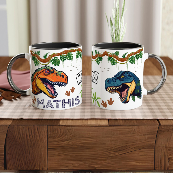 Mug T-Rex noir personnalisé avec prénom, parfait pour amateur de dinosaures.